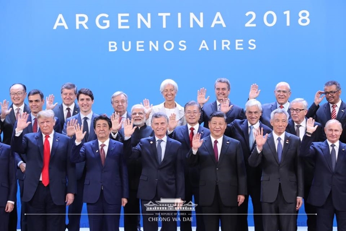 11月30日，在阿根廷布宜诺斯艾利斯举行的2018年G20峰会开幕式上，韩国文在寅（第二排右三）与各国首脑合影留念。图片来源：青瓦台